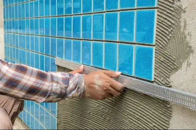 مسبح مرحلة بناء حوائط السيراميك